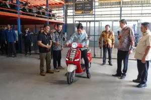 Wakil Presiden Gibran Rakabuming menaiki United E-Motor C2000. (Sumber: ist)