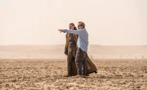 Denis Villeneuve (kanan) dan Chalamet saat syuting di gurun pasir Abu Dhabi untuk film Dune bagian terakhir. (Sumber: Legendary Pictures)