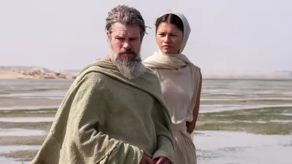 Matt Damon sebagai Odyssey (kiri) dan Dewi Athena (Zendaya). (Sumber: Universal Pictures)