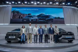 Hyundai Stargazer Cartenz (kiri) dan Neira diperkenalkan di GIIAS 2026. (Sumber: null)