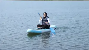 Paddle Board di Pantai Baros, Bantul, Daerah Istimewa Yogyakarta. (Sumber: null)