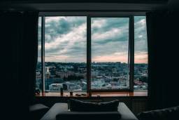 view city from big window / freepik