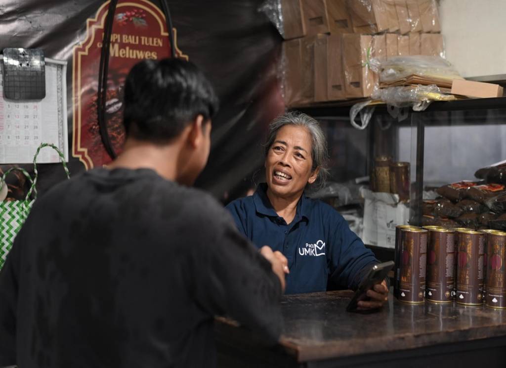 salah satu UMKM binaan Telkom bertransaksi digital / Telkom